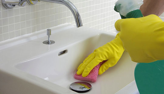 راهنمای تمیز کردن کاشی‌های سرویس بهداشتی و حمام