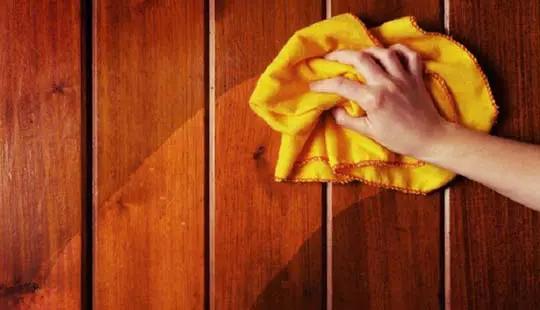 چگونه وسایل چوبی تمیز میشوند؟