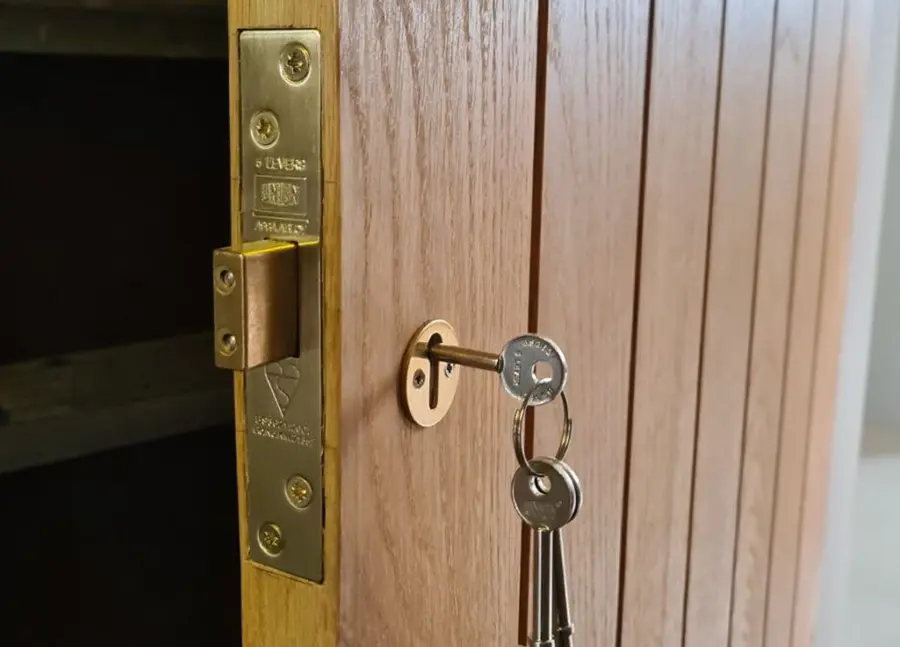 اهمیت استفاده از قفل و لولای مناسب برای امنیت منزل